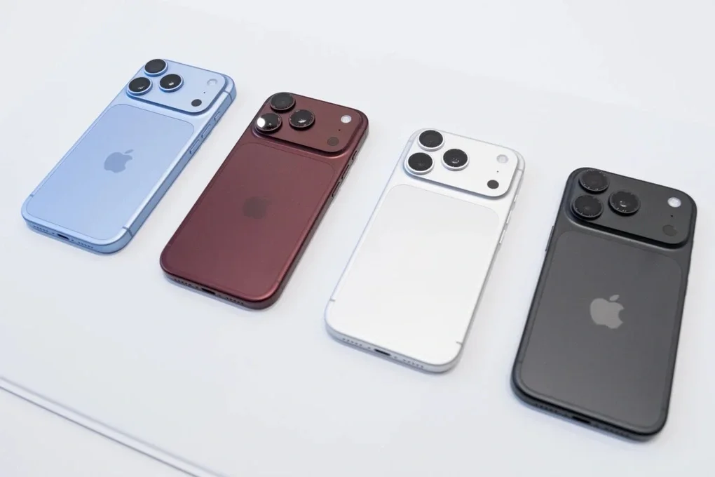 Mẫu iPhone 18 Pro Max được cầm bởi cô gái xinh đẹp trên đường phố về đêm với ánh đèn neon
