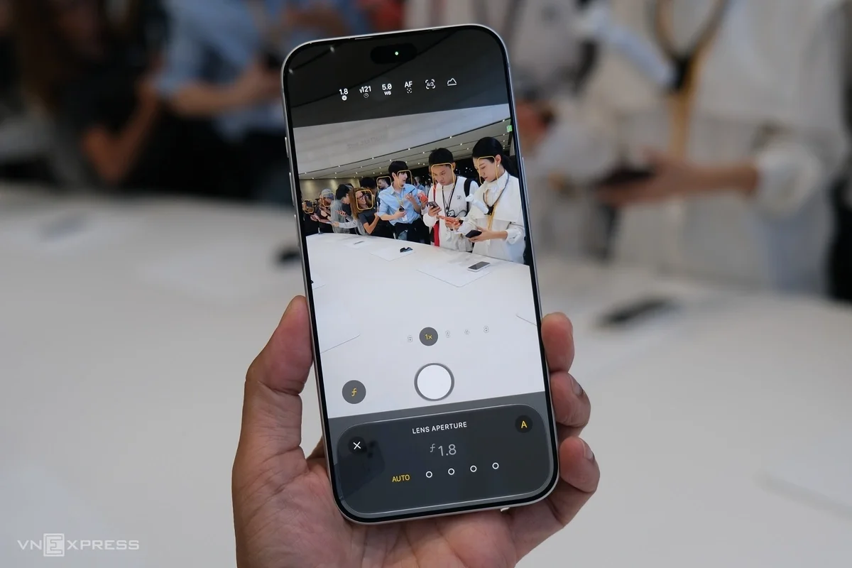 Hai mẫu iPhone 18 Pro Max đen bạc được cầm tay