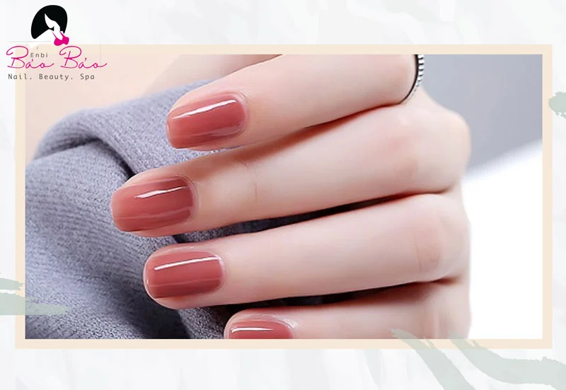 Mẫu màu nail nhẹ nhàng tôn da với tông hồng đất sang trọng và tinh tế