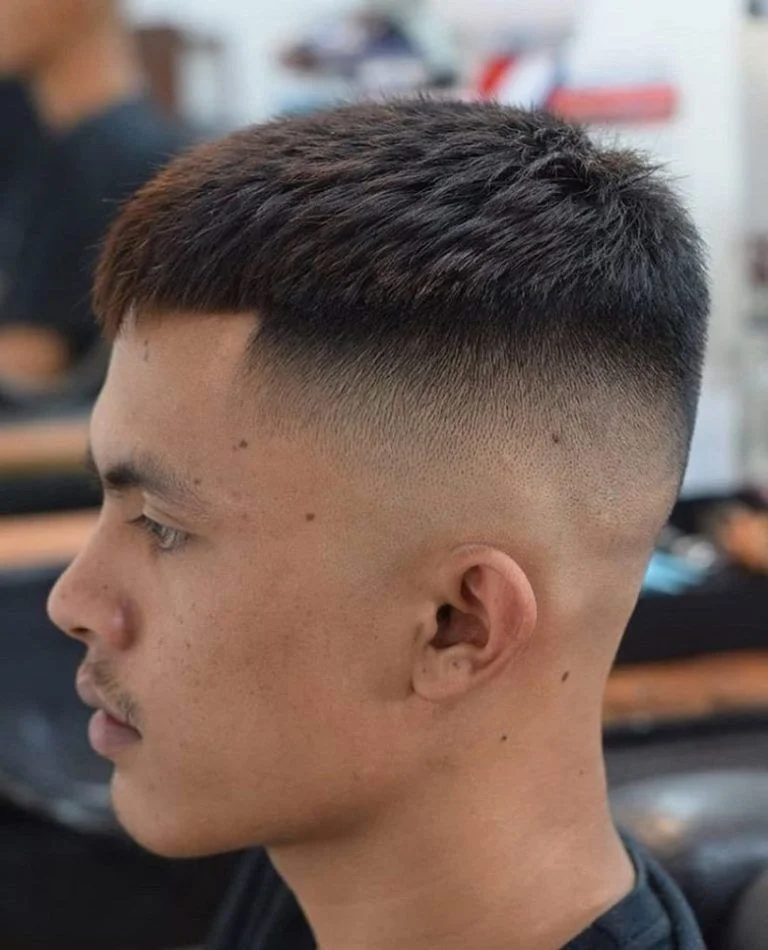 Các kiểu tóc nam textured crop fade với phần tóc trên tạo texture và hai bên cắt chuyển sắc tại tiệm barber