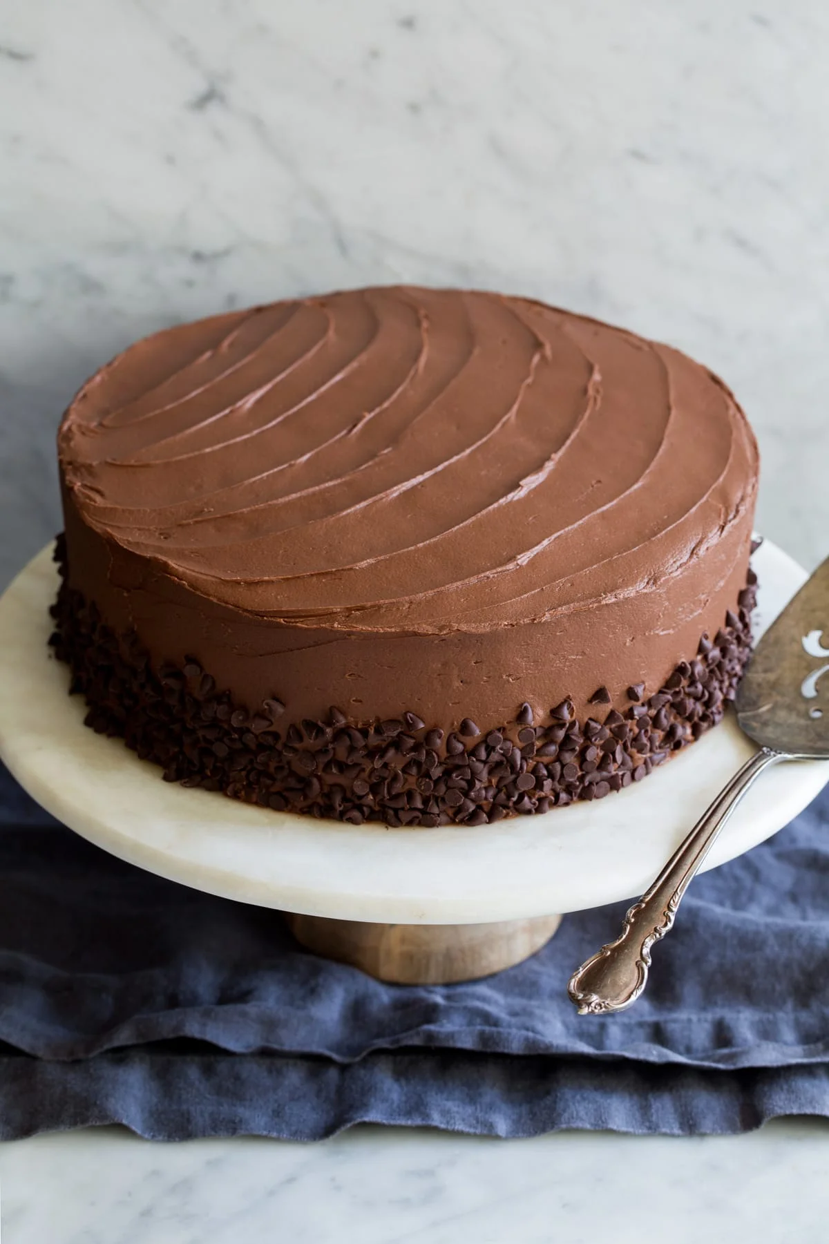Bánh chocolate tròn phủ kem mịn trên đĩa