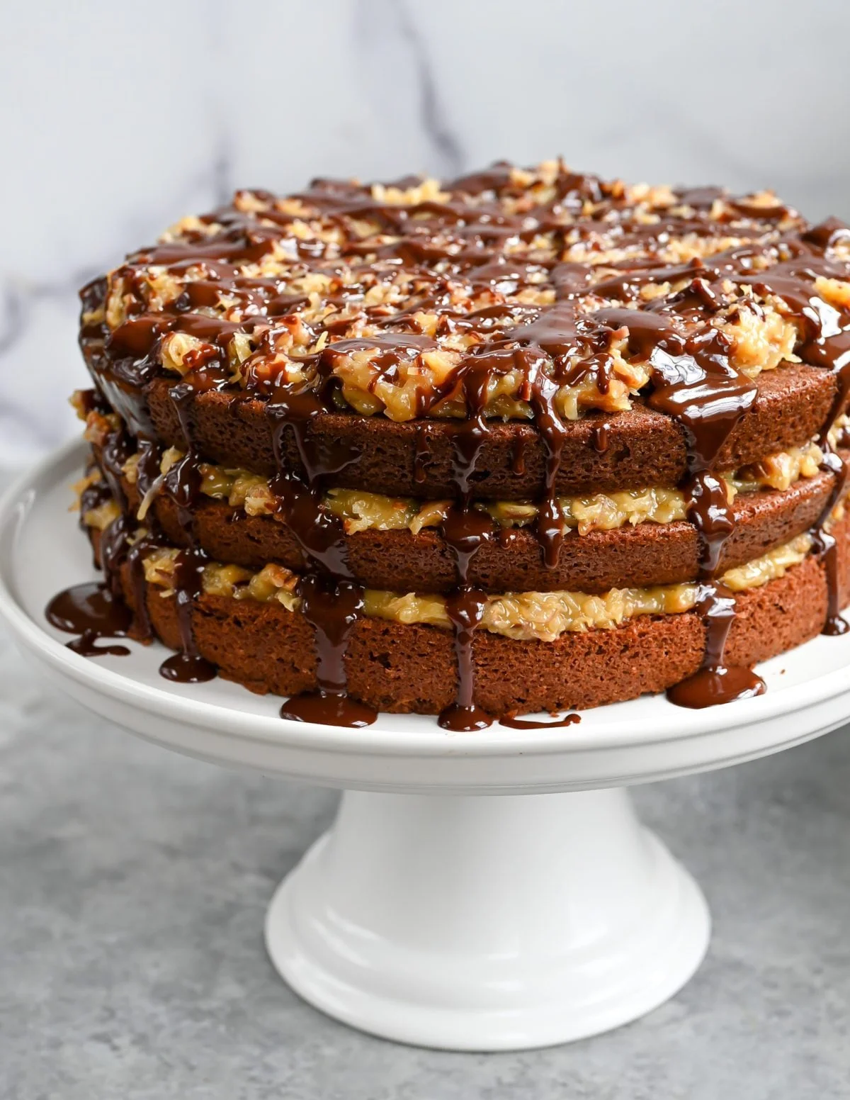 Bánh chocolate nhiều tầng phủ hạt và sốt caramel