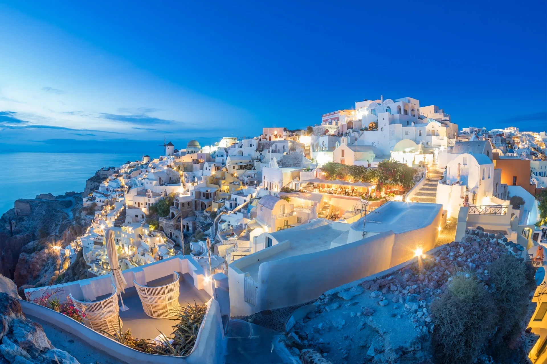 Mẫu thiệp cưới lấy cảm hứng từ cảnh hoàng hôn Santorini với những ngôi nhà trắng và biển Aegean xanh biếc