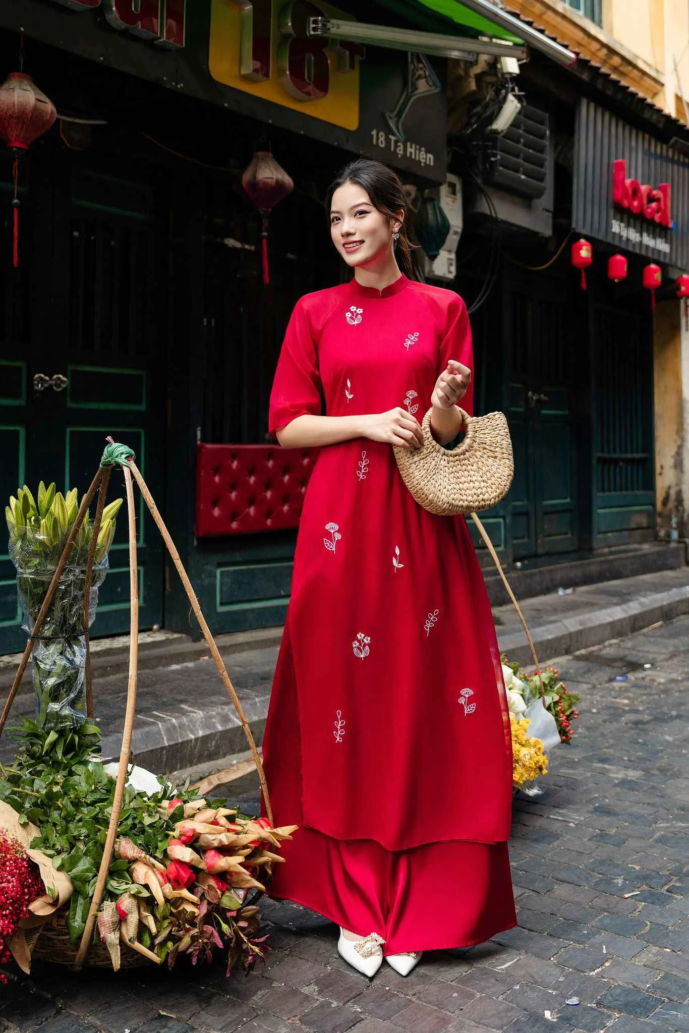Người mẫu diện mẫu áo dài đẹp màu đỏ trên phố