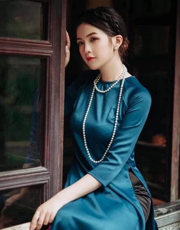 Cô gái mặc mẫu áo dài đẹp màu xanh dương phối ngọc trai