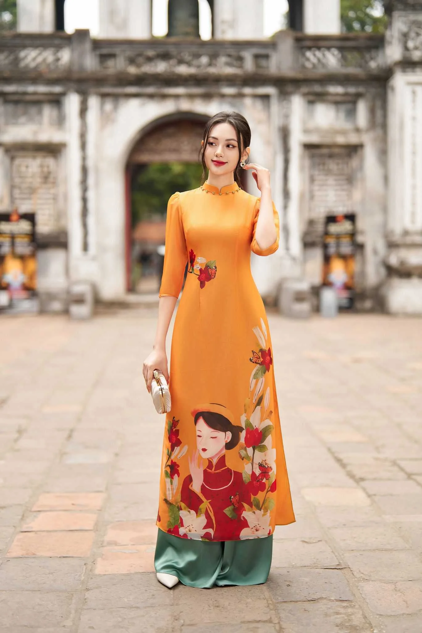 Mẫu áo dài đẹp màu vàng cam họa tiết nghệ thuật