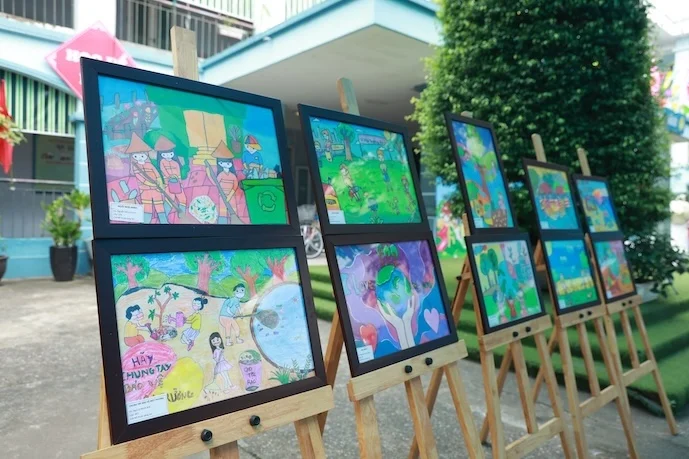 Học sinh tiểu học thi vẽ tranh về môi trường
