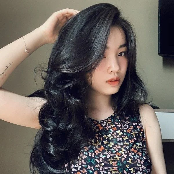 Cô gái sở hữu mái tóc nữ đẹp xoăn bồng bềnh