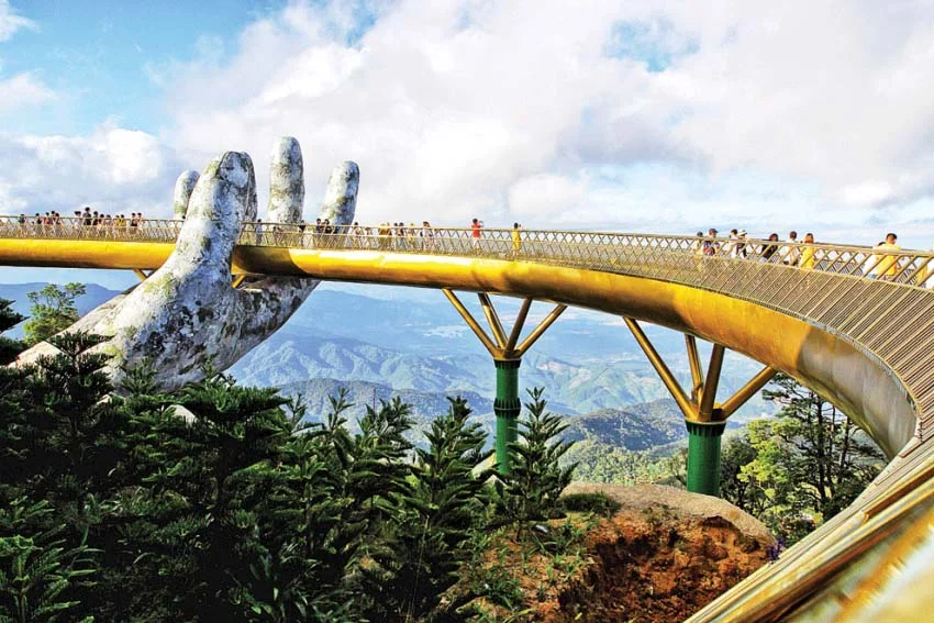 Cầu Vàng Bà Nà Hills nhìn từ góc rộng trong chuyến du lịch