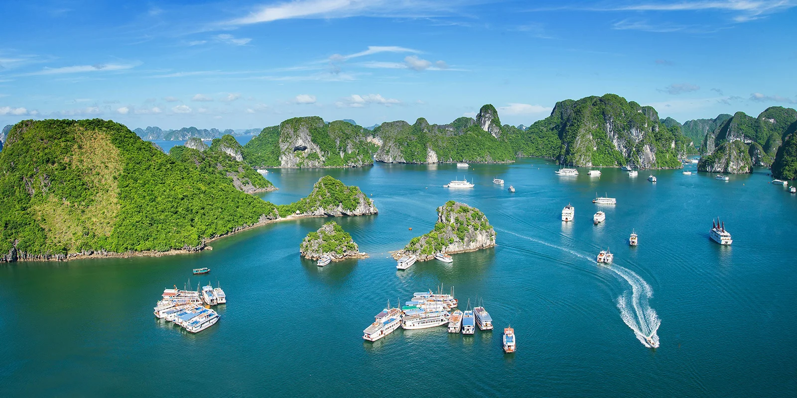Vịnh Hạ Long với những hòn đảo đá vôi trong chuyến du lịch