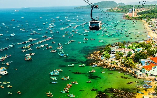 Toàn cảnh vịnh biển và cáp treo trong chuyến du lịch