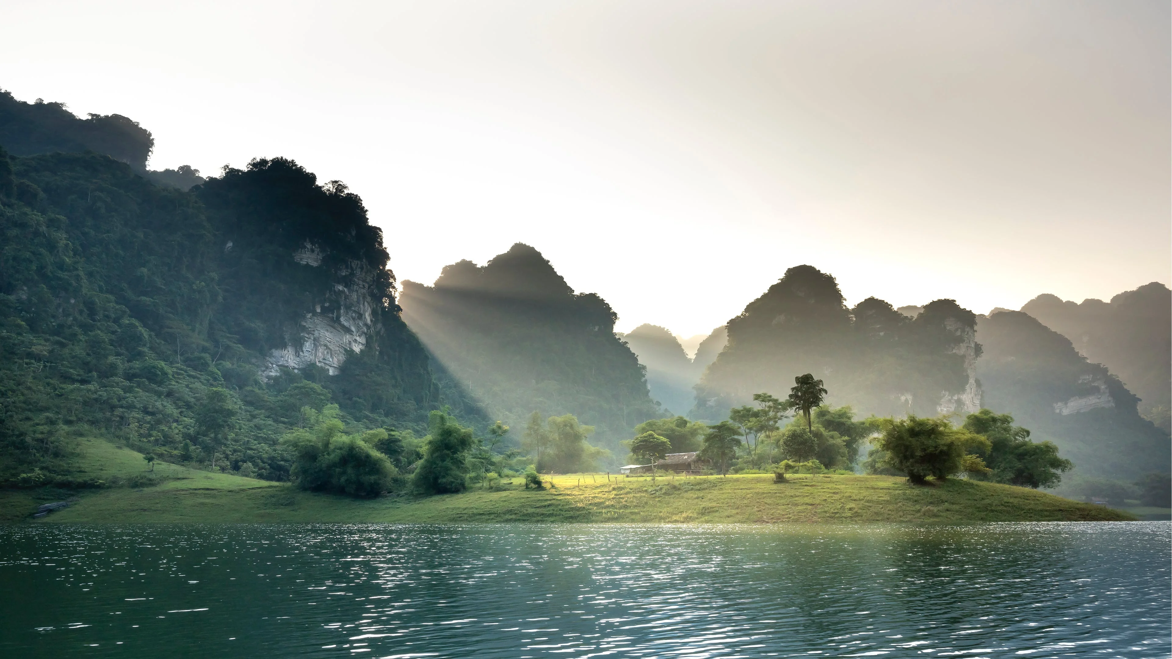 Đồi núi đá vôi ven hồ trong ảnh phong cảnh thiên nhiên