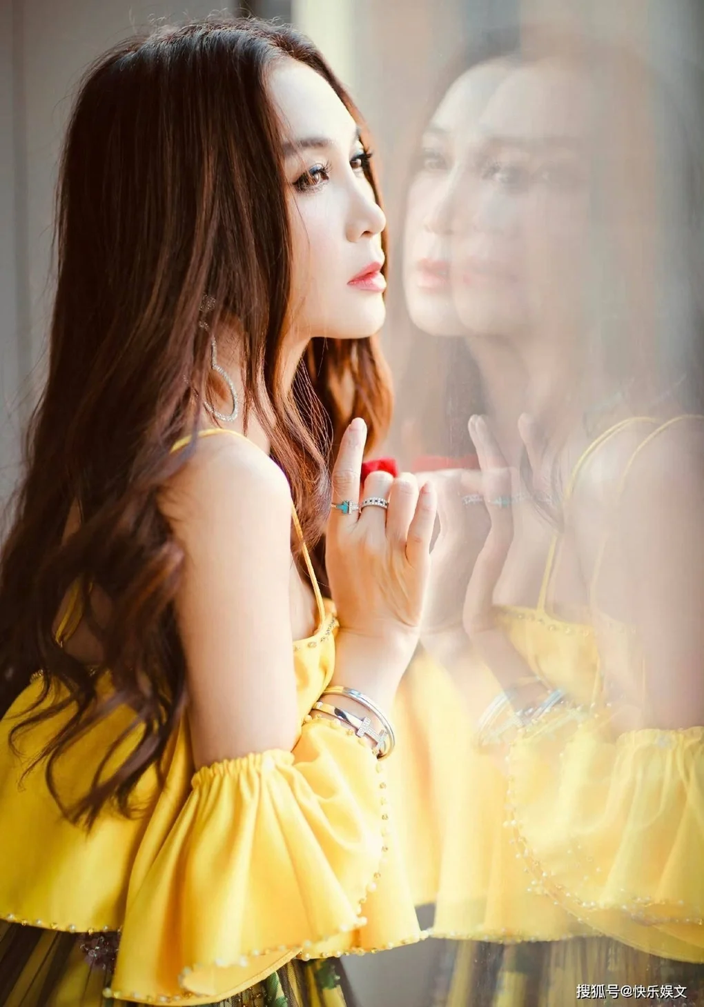 Nữ diễn viên Ôn Bích Hà với vẻ ngoài sang trọng và cuốn hút trong trang phục màu vàng.