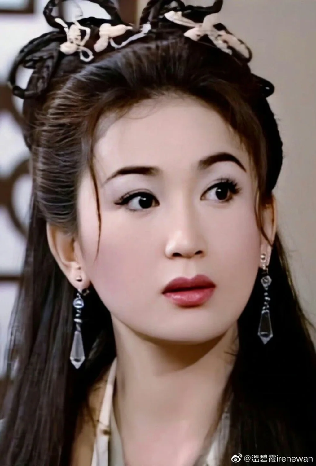 Hình ảnh nữ diễn viên Ôn Bích Hà với tạo hình cổ trang xinh đẹp và quý phái.