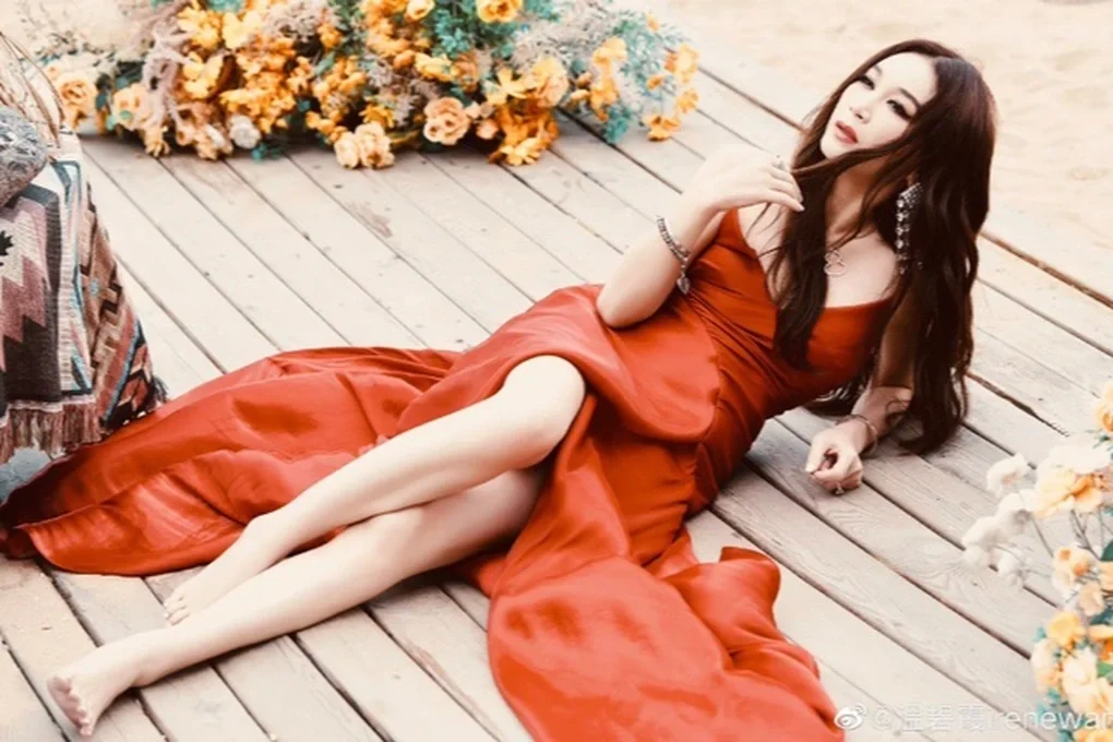 Hình ảnh Ôn Bích Hà mặc váy đỏ quyến rũ tạo dáng trên sàn gỗ