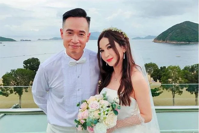 Ôn Bích Hà và chồng trong trang phục cưới