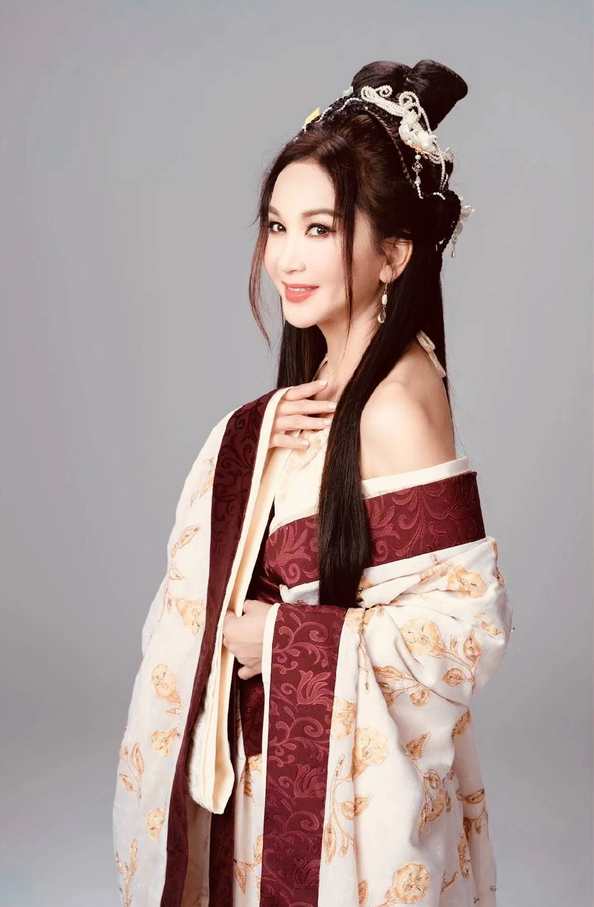 Ôn Bích Hà trong trang phục cổ trang