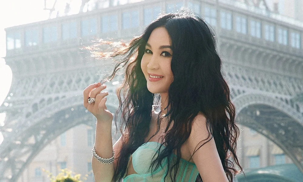 Ôn Bích Hà xinh đẹp trước tháp Eiffel