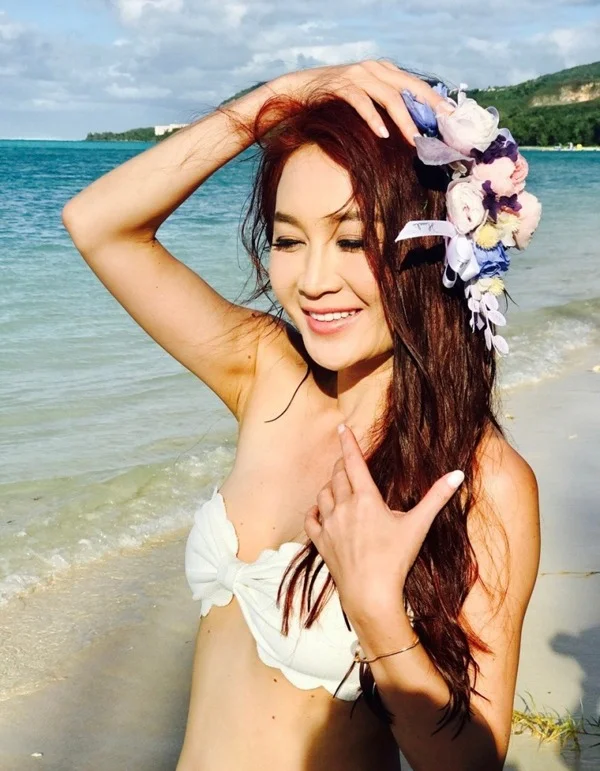 Ôn Bích Hà gợi cảm trên bãi biển