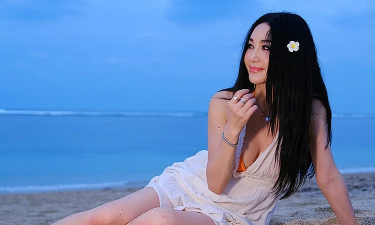 Ôn Bích Hà thư giãn trên bãi biển