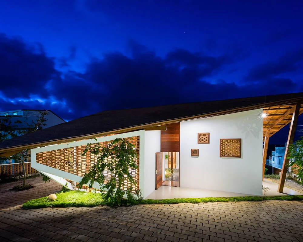 Nhà cấp 4 hiện đại với ánh sáng lung linh về đêm