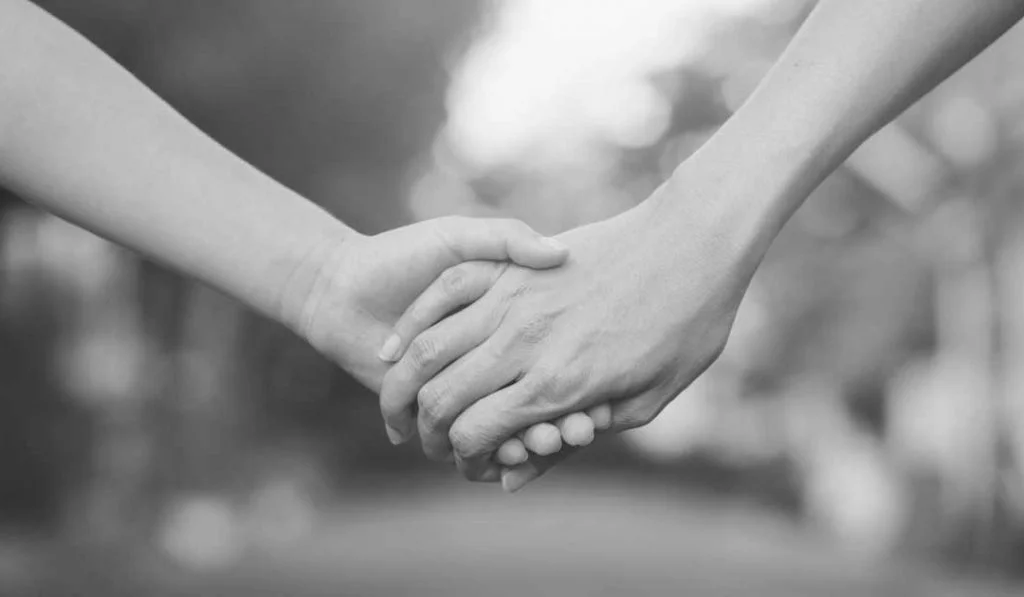 Hai bàn tay nắm lấy nhau phong cách đen trắng