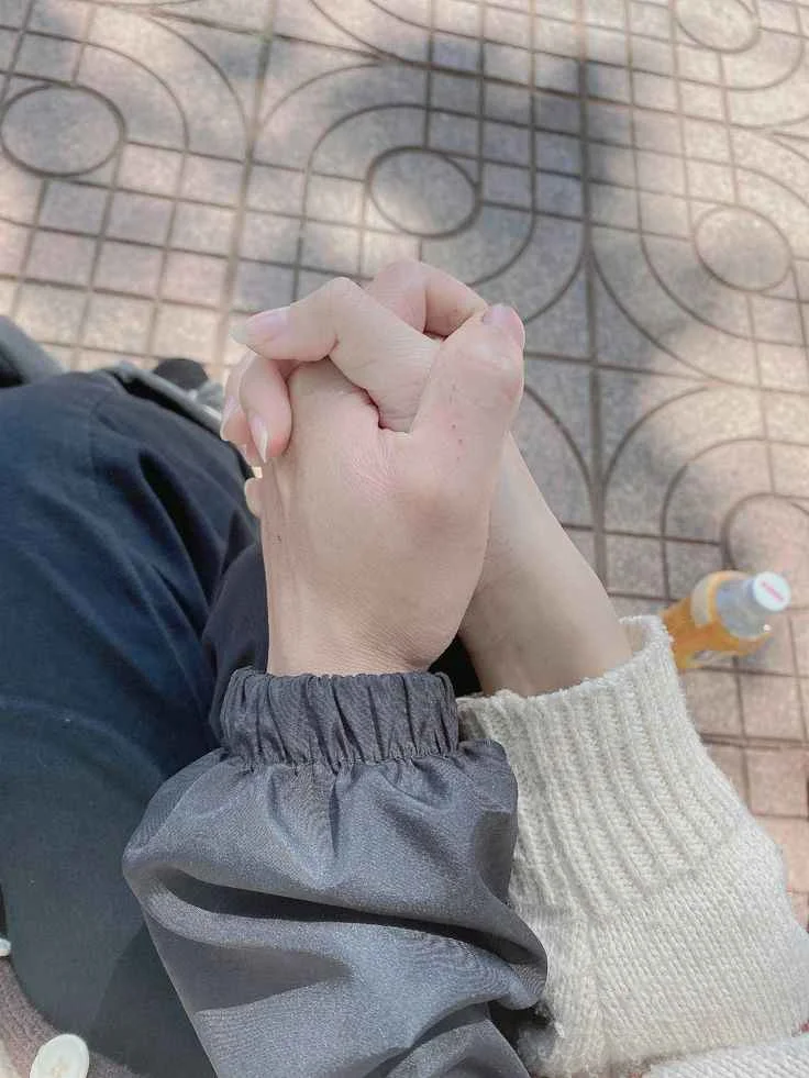 Đôi bàn tay đan vào nhau ấm áp