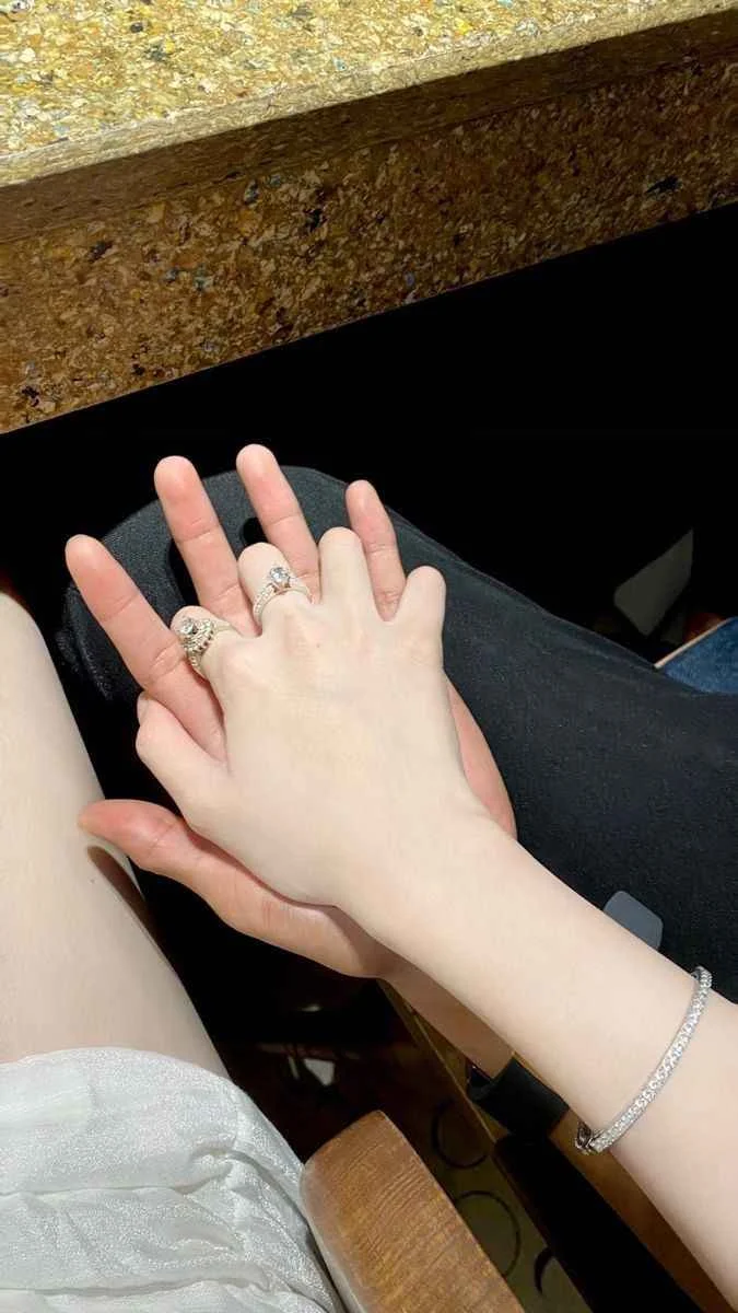 Đôi bàn tay đan vào nhau đeo nhẫn