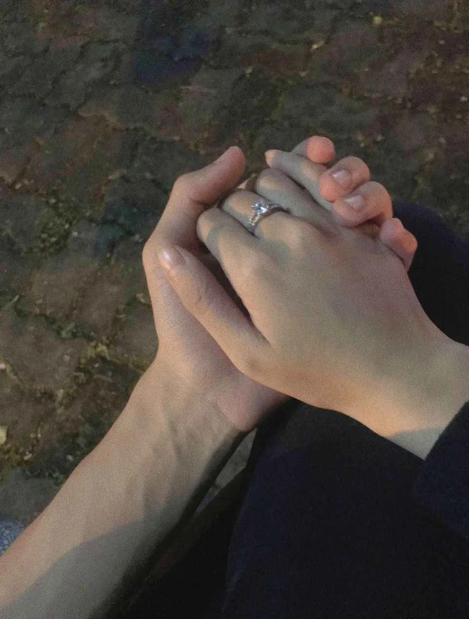 Bàn tay đeo nhẫn đan vào nhau