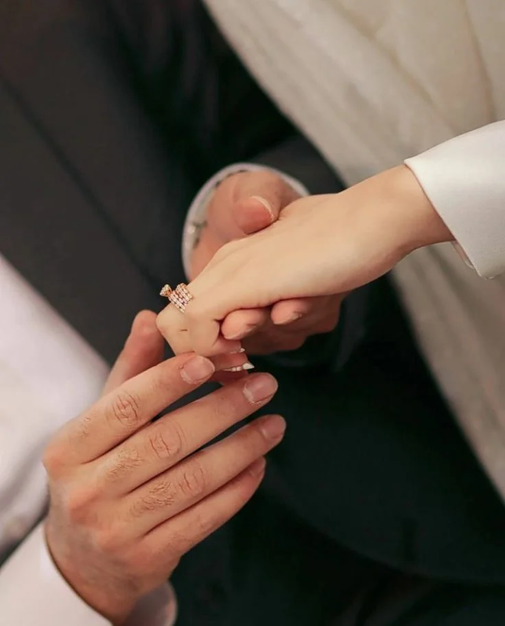 Bàn tay đeo nhẫn cầu hôn