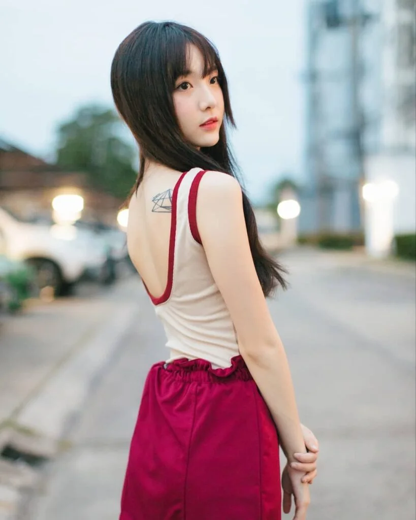 hình ảnh gái xinh khoe lưng trần gợi cảm