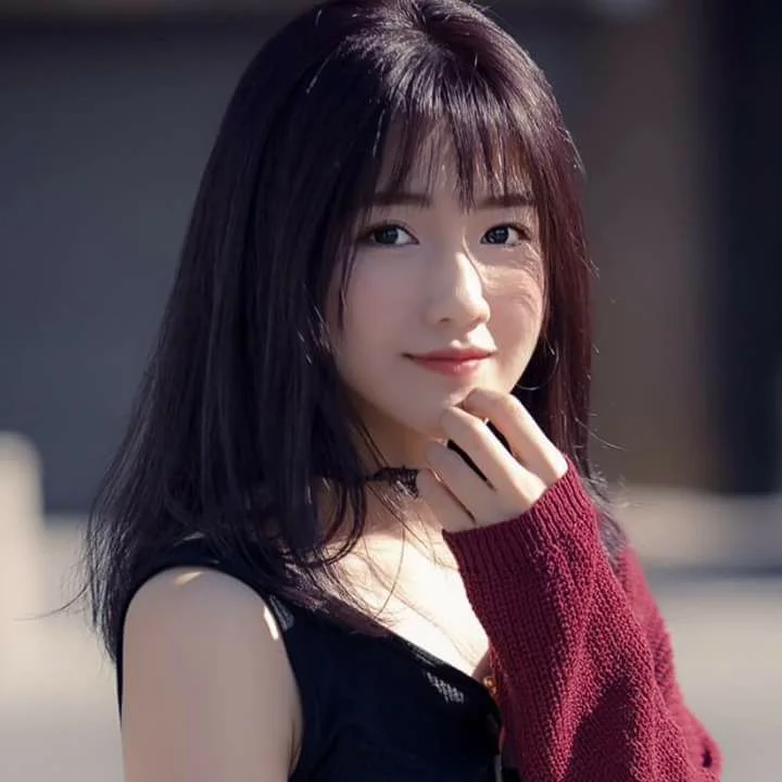 gái xinh tóc đen mái ngố mặc áo len