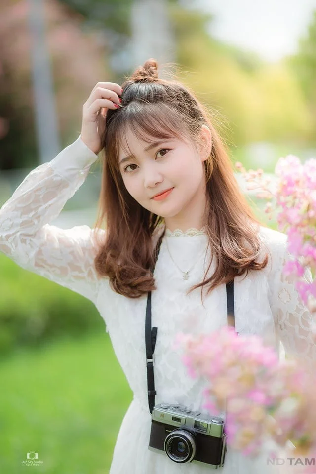 gái xinh mang máy ảnh dạo chơi thiên nhiên