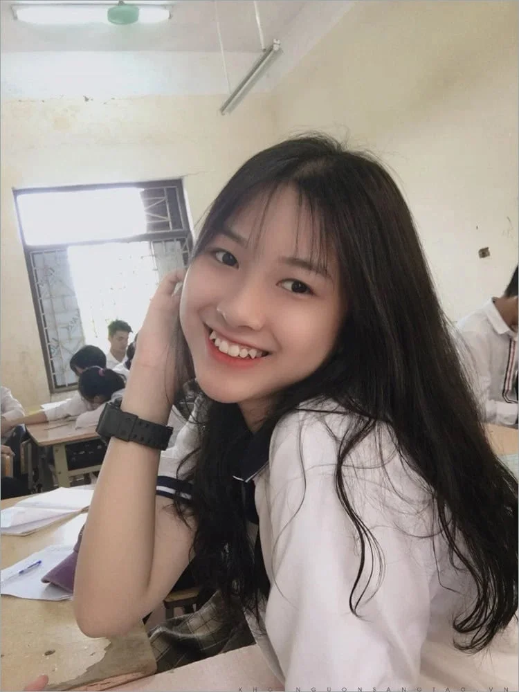 gái xinh học sinh cười tươi trong lớp học