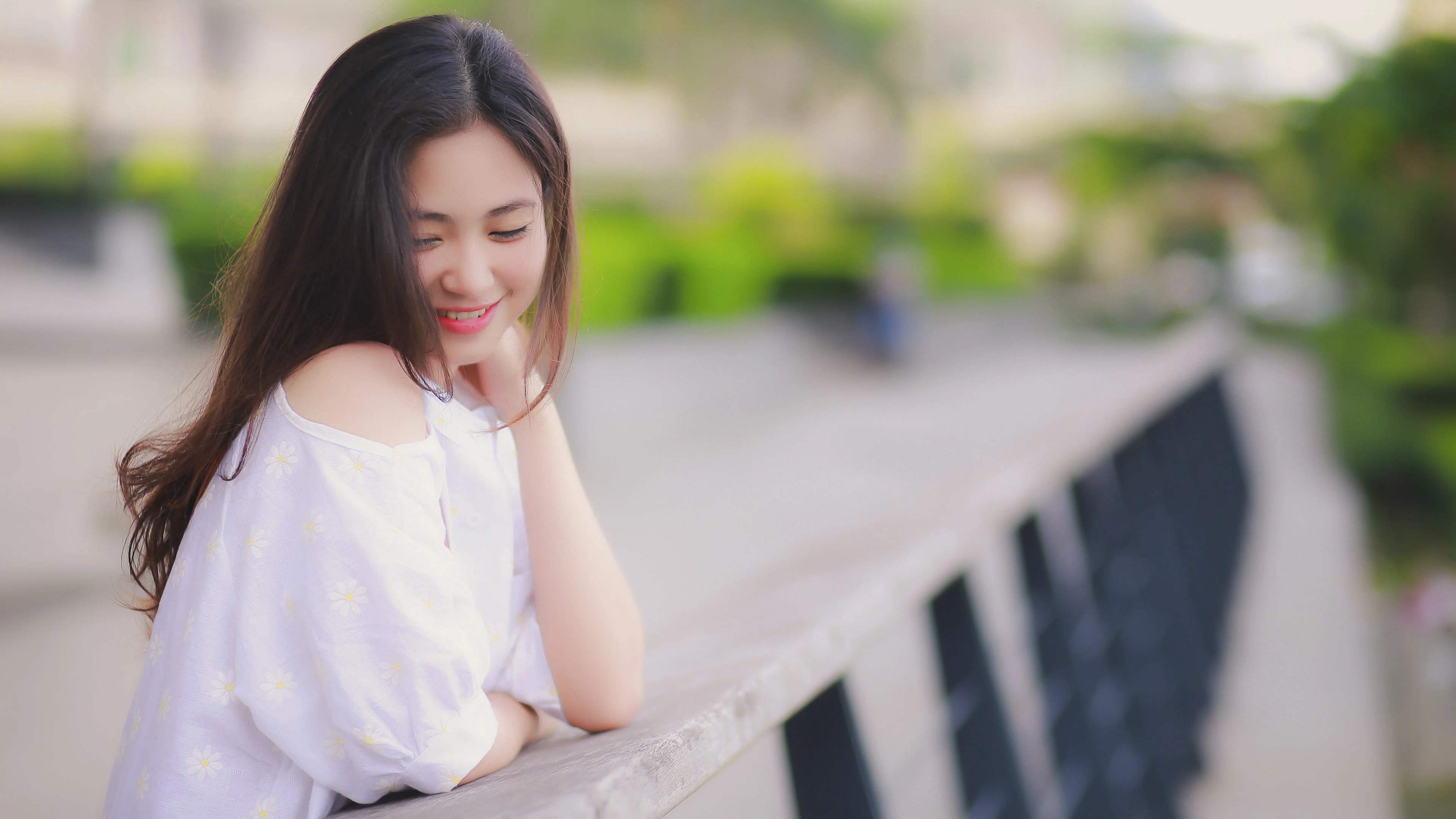 gái xinh áo trắng tạo dáng ngoài công viên
