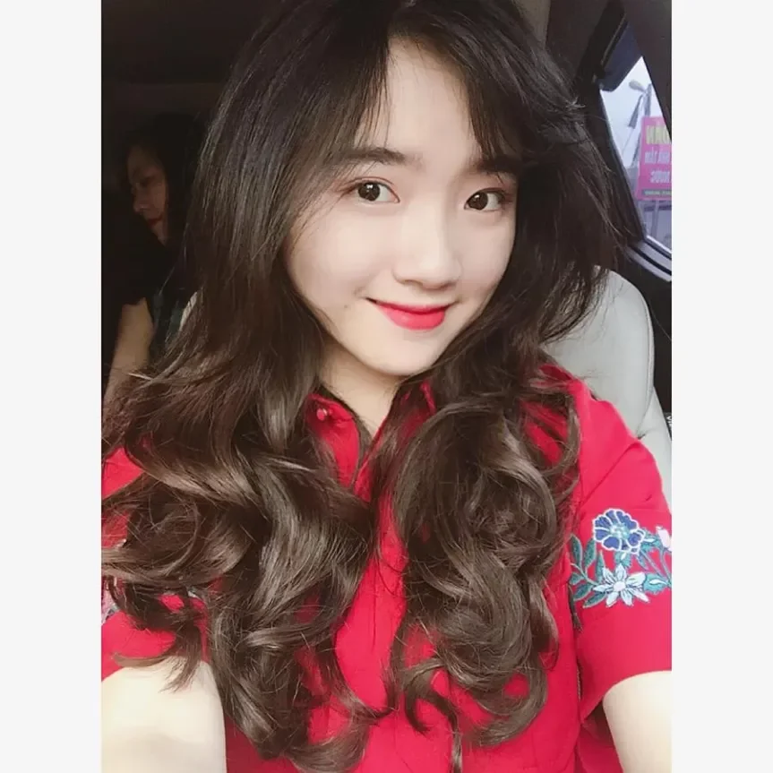 gái xinh tóc xoăn mặc áo đỏ rạng rỡ