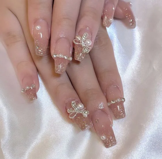 Nail đẹp đính đá, nhẹ nhàng khiến bao cô nàng mê mẩn