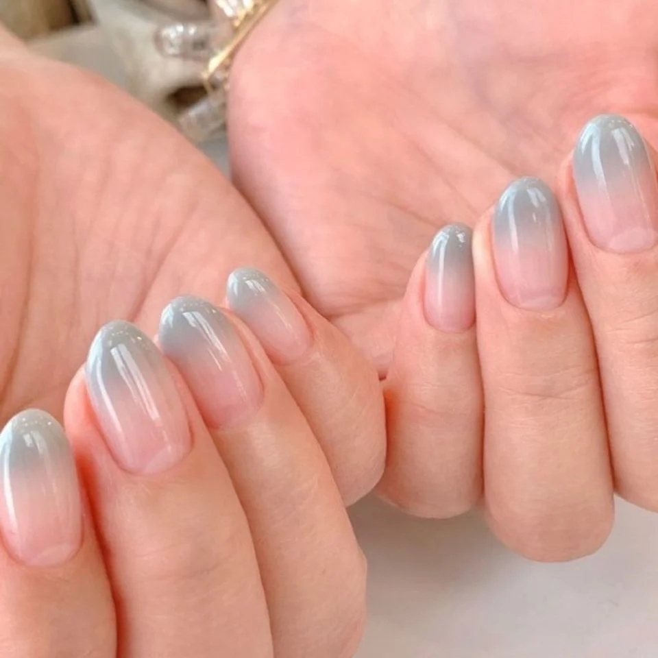 Mẫu móng tay sơn ombre dịu nhẹ