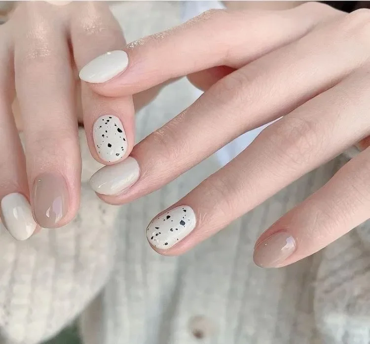 Mẫu nail đơn giản họa tiết chấm bi đen trắng