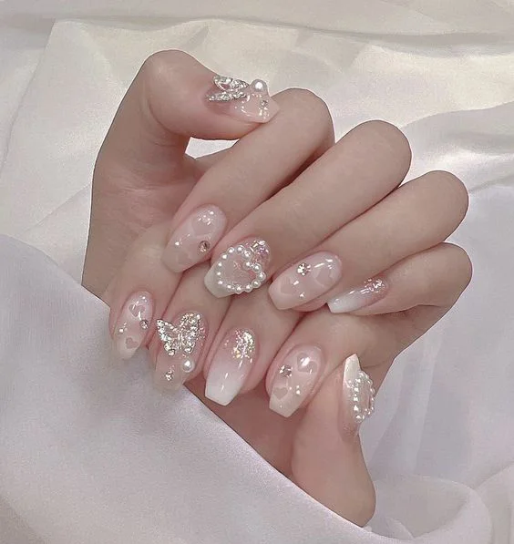 Nail sơn hiệu ứng chuyển màu kết hợp đính charm rất thu hút và nhẹ nhàng