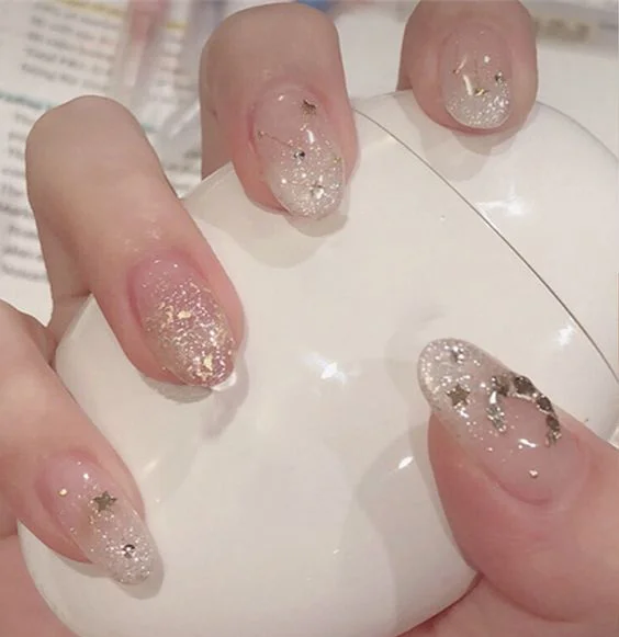Nail sơn nhũ và màu sơn trong là sự kết hợp hoàn hảo