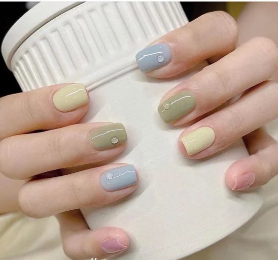 Nail màu pastel kết hợp nhiều màu sắc tạo hiệu ứng thu hút