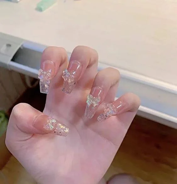 Nail đính charm - mẫu nail đẹp nhẹ nhàng