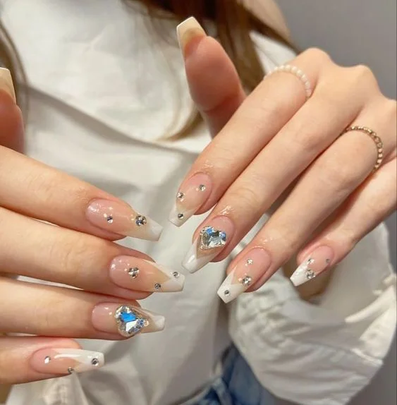 Kiểu nail đẹp nhẹ nhàng kết hợp đính đá mang lại điểm nhấn