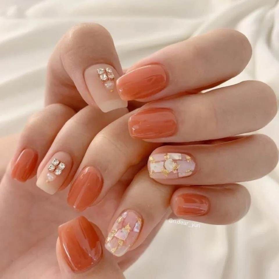 Móng tay màu cam nude nhẹ nhàng