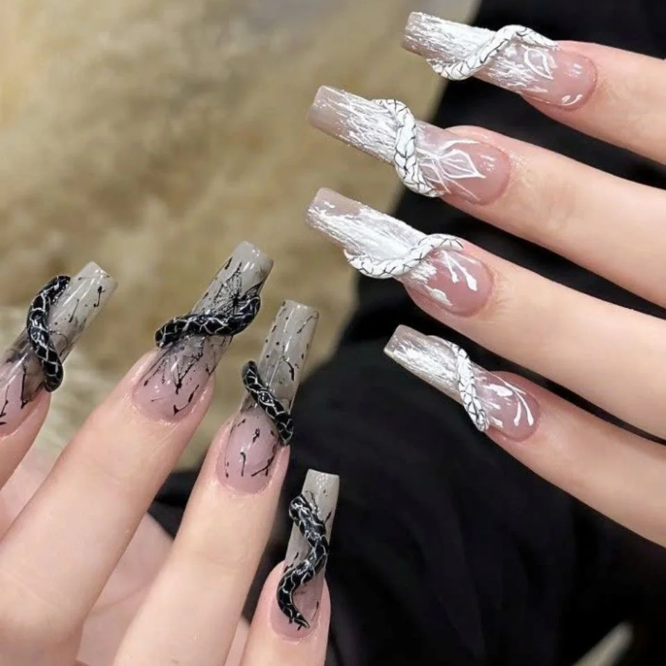 Móng tay đen tráng hình rắn cá tính
