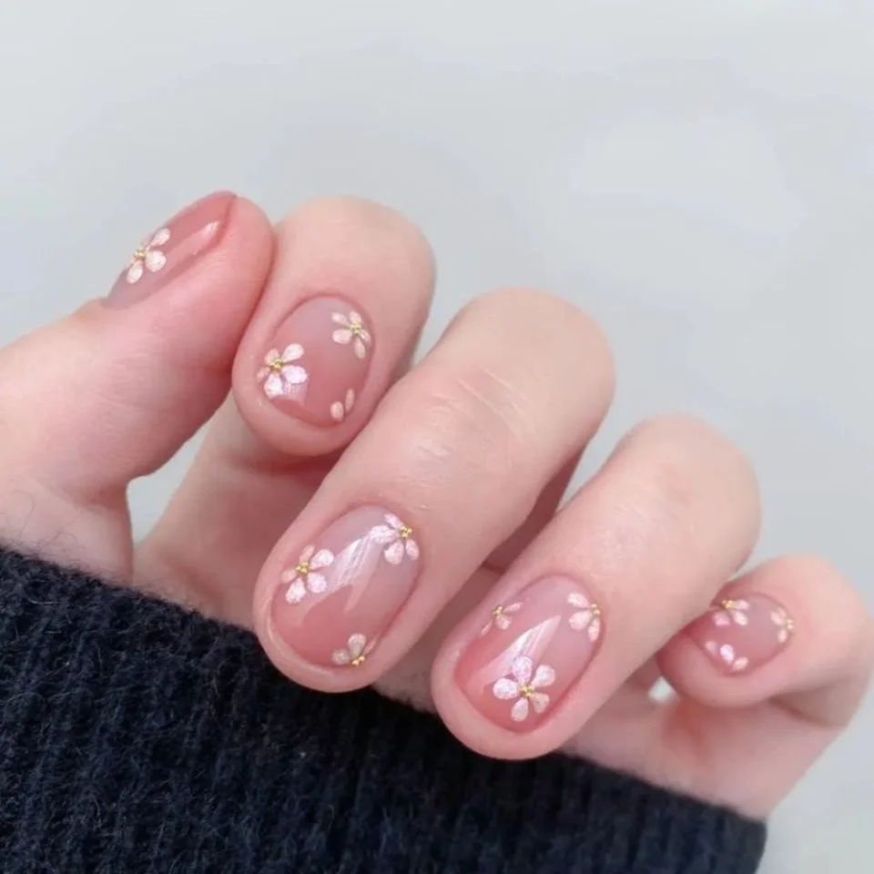 Móng tay vẽ hoa nhí tinh tế, đơn giản