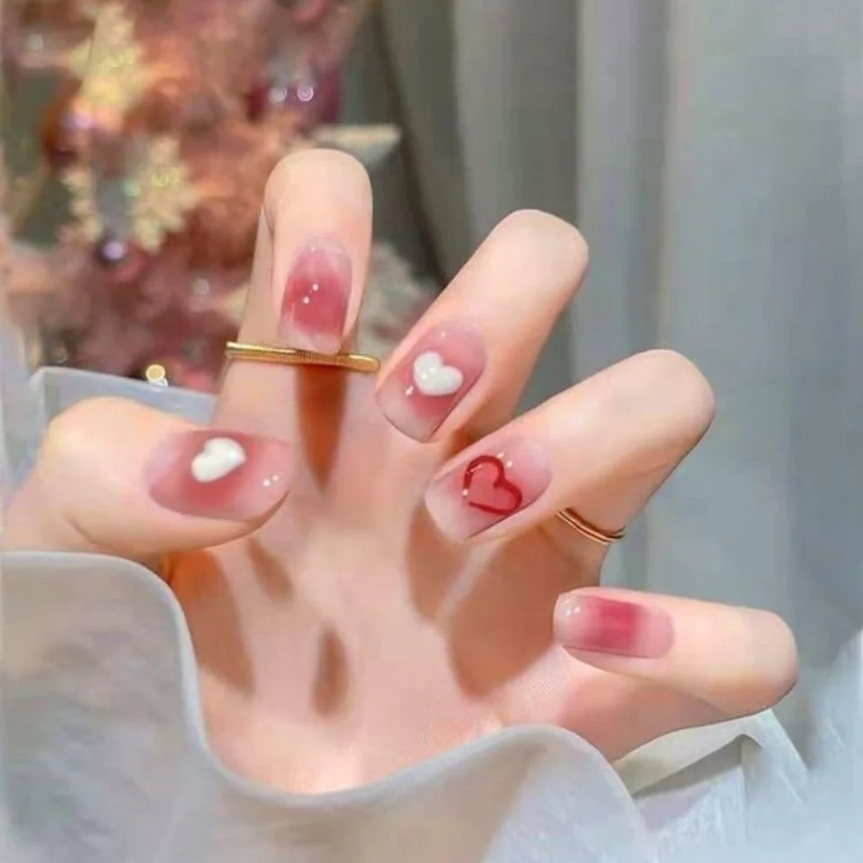 Móng tay sơn thạch vẽ hình trái tim dễ thương