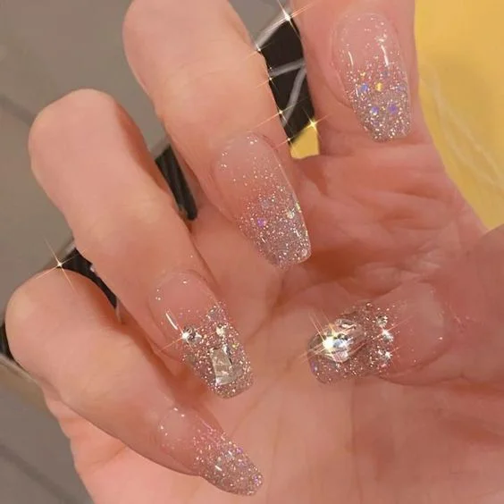 Nail sơn nhũ là một trong những mẫu nail đẹp nhẹ nhàng