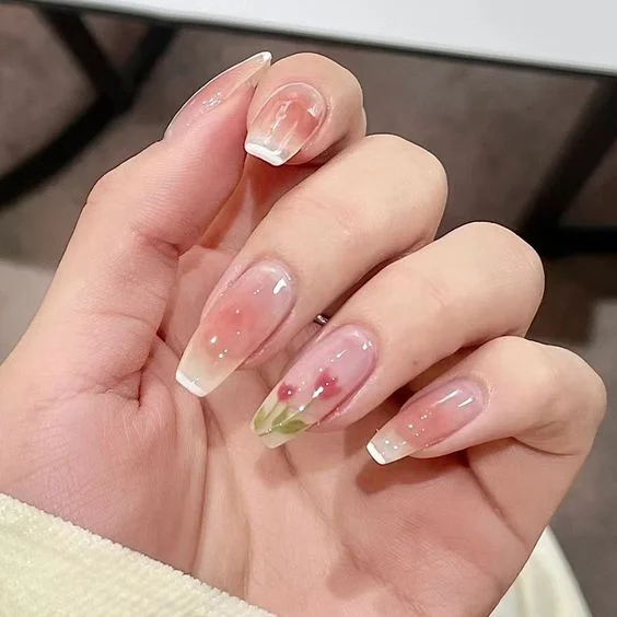 Đôi tay của các nàng sẽ trông thon gọn và mảnh khảnh hơn khi làm nail móng dài